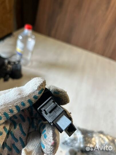 Кнопка аварийной сигнализации Toyota Corolla 180