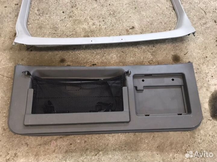 Обшивка крышки багажника Mitsubishi Pajero, V75W