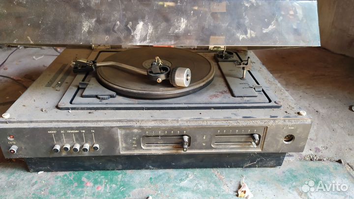 Виниловый проигрыватель сломанный