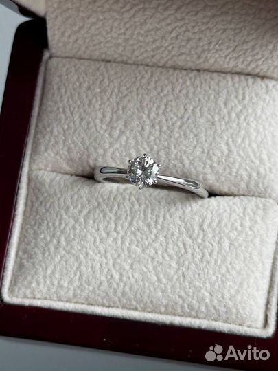 Золотое кольцо с бриллиантом