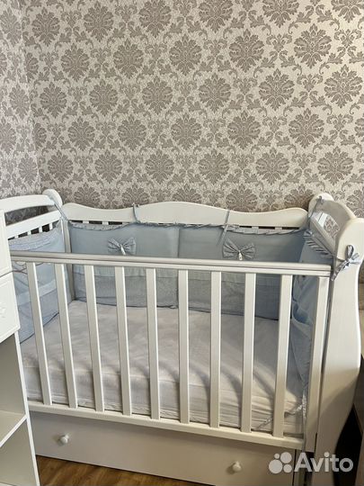 Детская кроватка с маятником и комодом