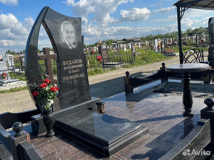 Памятники из гранита мемориальные комплексы
