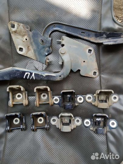 Комплект дверных петель Renault Fluence 2010 года