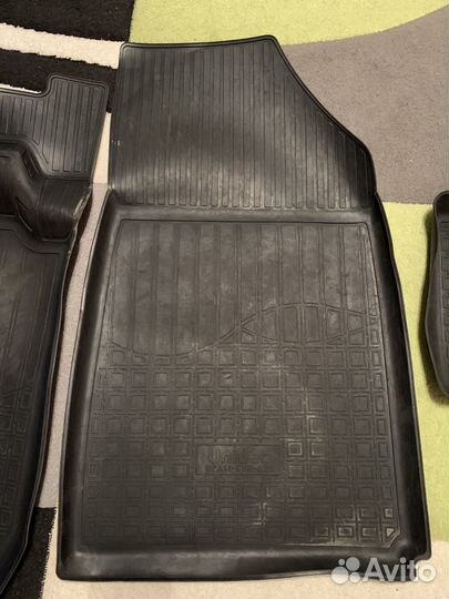 Автомобильные коврики резиновые на Renault Arkana
