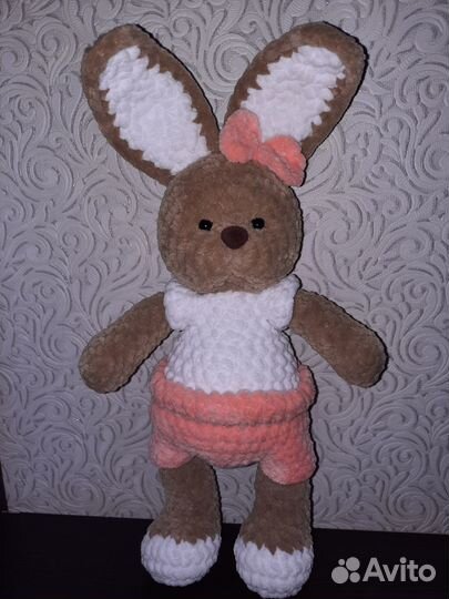 Игрушка вязаная амигуруми Зайчик в шортиках