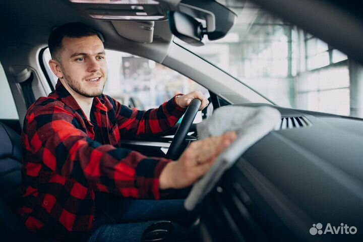 Водитель на своем автомобиле