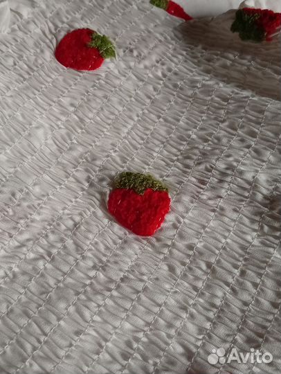 Милое платье с клубничками