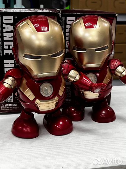 Танцующий робот железный человек