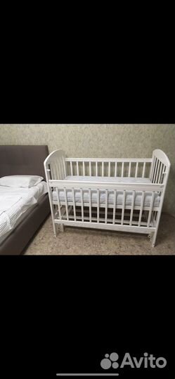 Детская кроватка с маятником