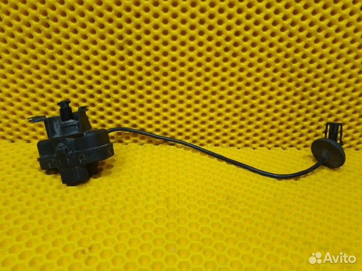 Сервопривод лючка бензобака Skoda Superb лифтбек 2