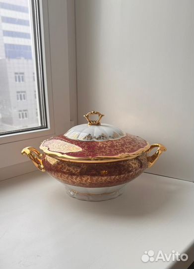 Супница фарфоровая с крышкой