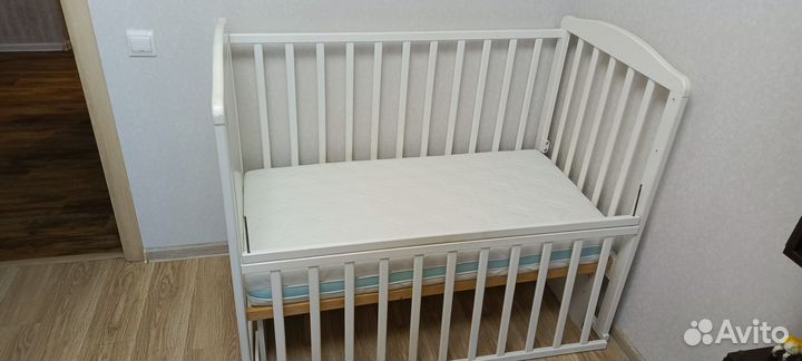 Детская кроватка с маятником