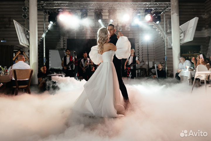 Тяжелый дым, конфетти, снег, лепестки на свадьбу