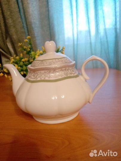 Фарфоровый чайник