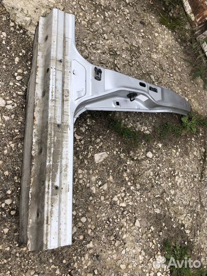Центральная правая стойка кузова Nissan Tiida 1