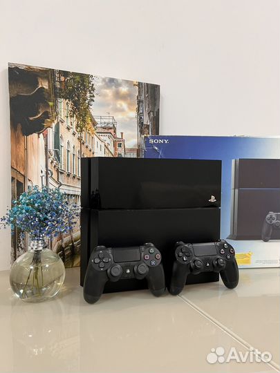 Sony PlayStation 4 с играми, 2 геймпада