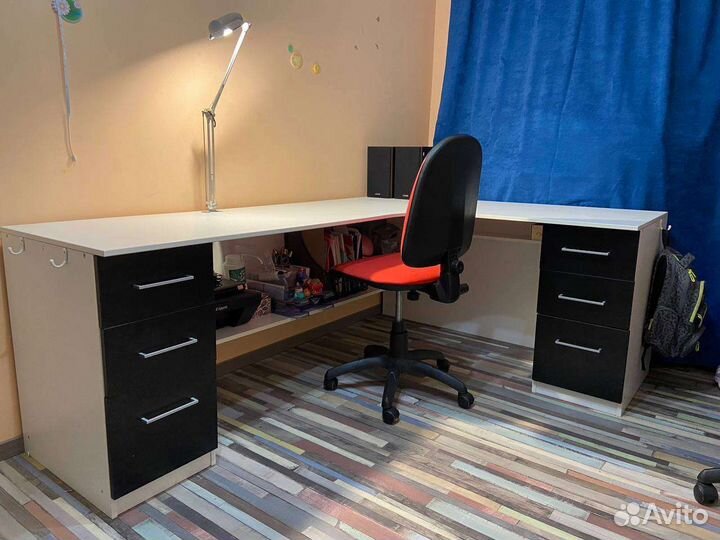 Угловой письменный стол