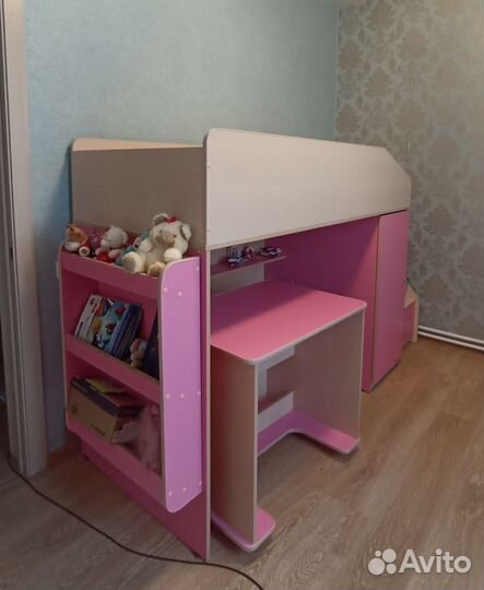 Детская кровать чердак со столом и шкафом бу