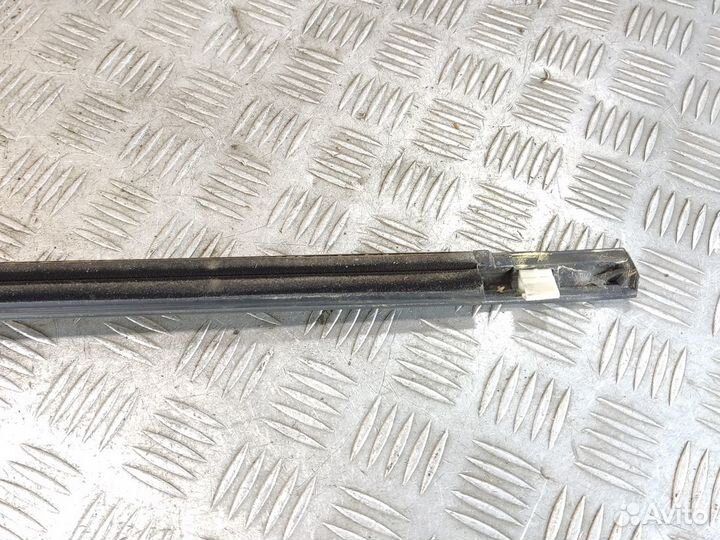 Молдинг стекла двери левой задней Honda Legend 199