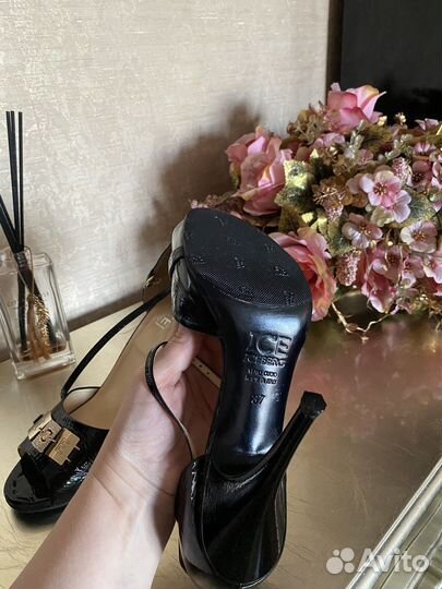 Продам босоножки