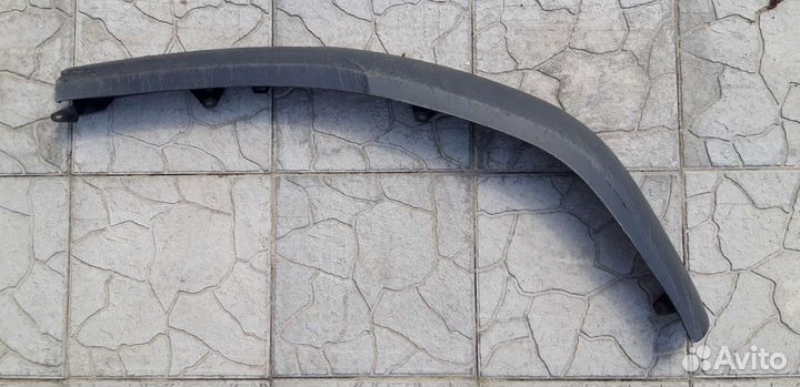 Губа бампера Тойота avensis. Левая