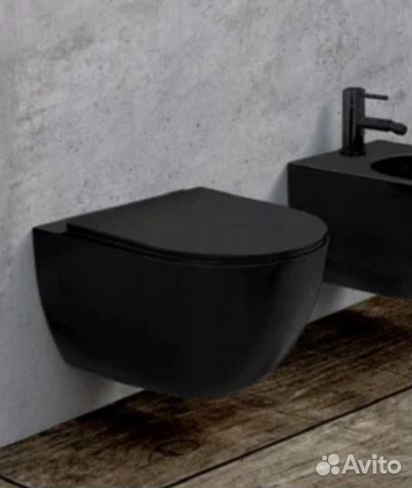 Инсталляция Grohe и черный унитаз