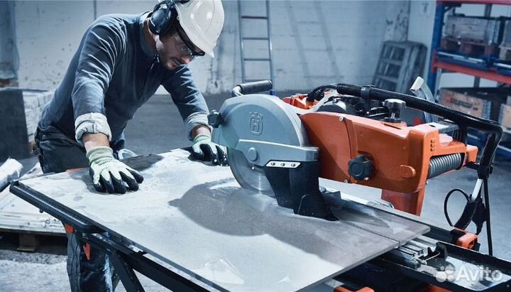 Резчик металла на пилах
