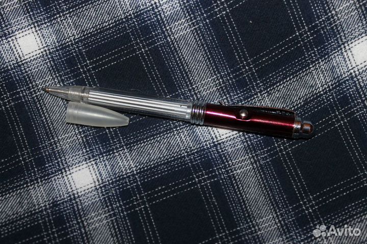 Ручка с красным фонариком