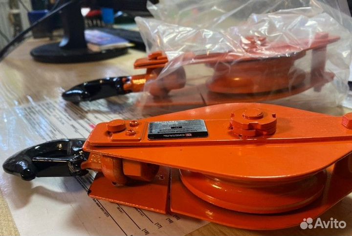 Блок шкивовый однорольный с крюком и отк щекой