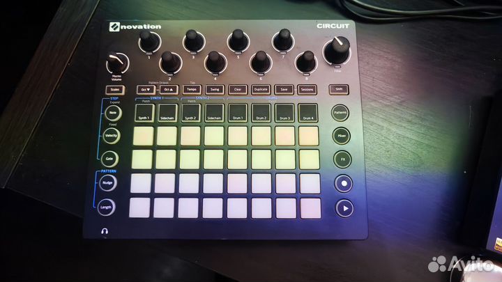 Грувбокс novation circuit