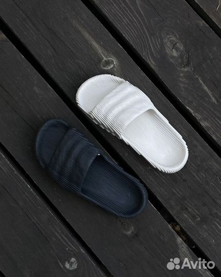 Тапки Adidas Adilette 22 черные и бежевые