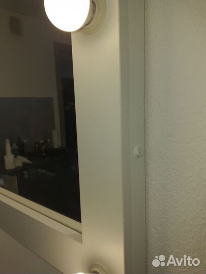 Туалетный столик с зеркалом и подсветкой