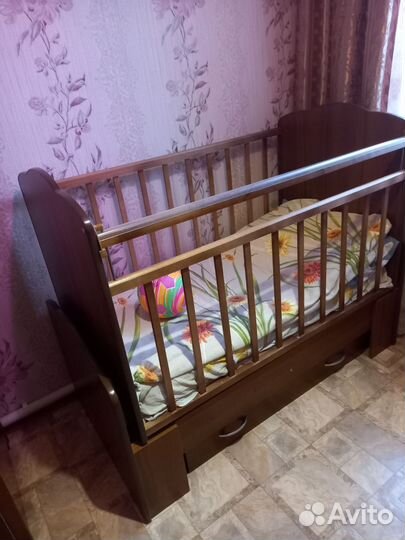 Деревянная детская кровать с маятником,матрасом