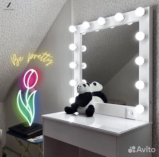 Гримёрный столик визажиста и гримёрное зеркало