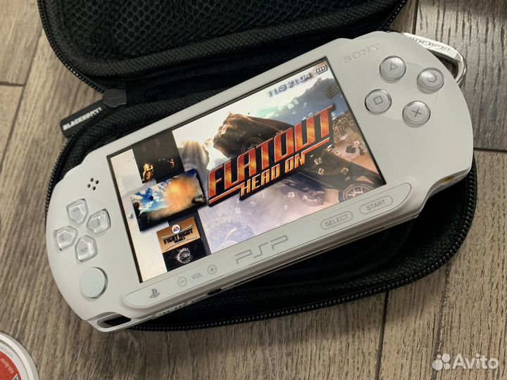 Sony PSP e1008 Ice White 64gb 7500 игр (комплект)