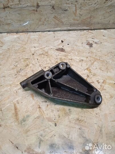 Кронштейн генератора Chevrolet Cruze