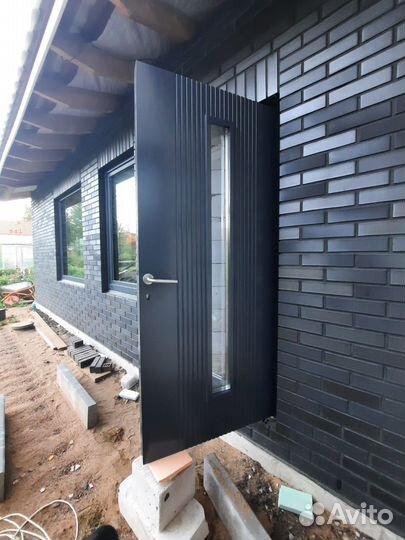 Дверь из массива входная утеплённая с окном. дс32