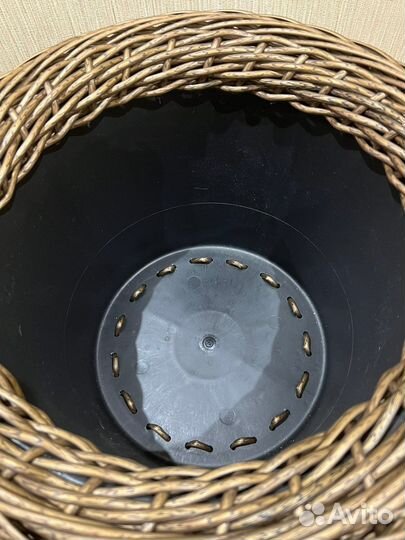 Кашпо из искусственого ротанга бронза