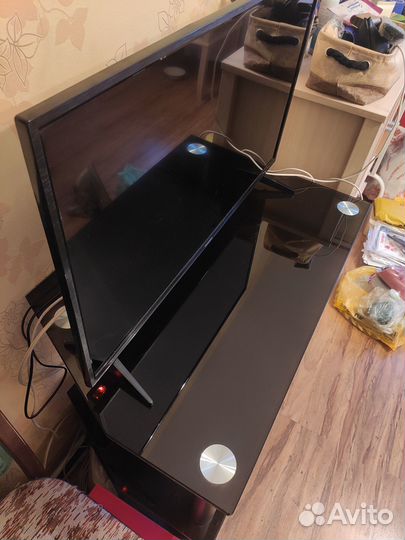 Тумба стекло под тв на колесиках