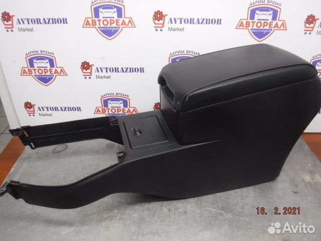 Подлокотник Toyota Camry 50 2AR 2013