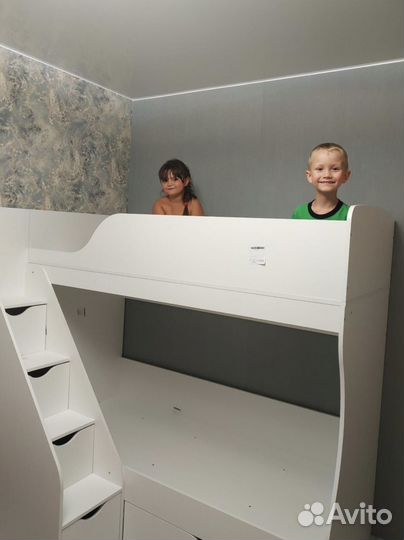 Двухъярусная кровать с лестницей-комод
