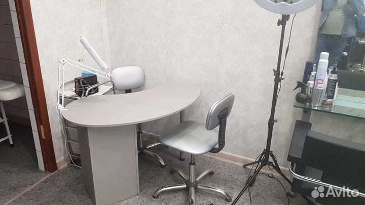 Стол и кресло педикюрное в аренду в кабинете