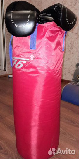 Боксерская груша и перчатки
