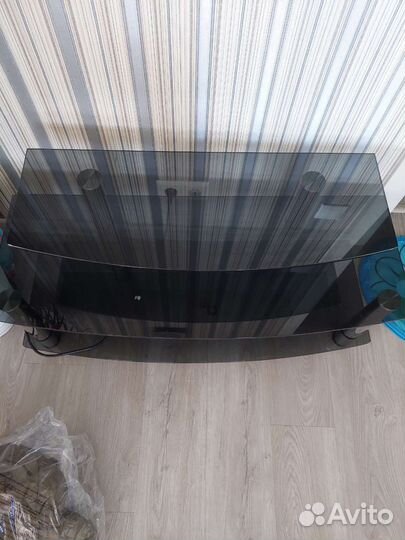 Стеклянная тумба под телевизор целая