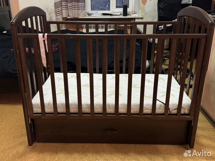 Детская кроватка с маятником и ящиком