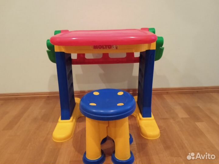 Детский столик с мольбертом и магнитной доской