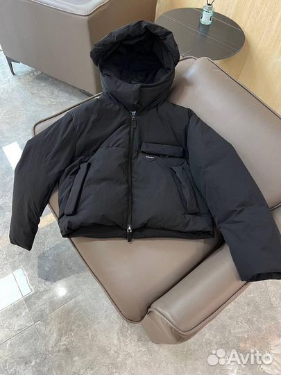 Черный пуховик prada