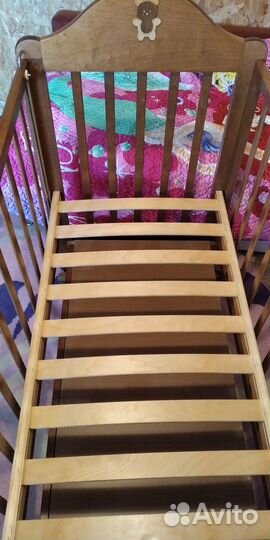 Кроватка детская с маятником