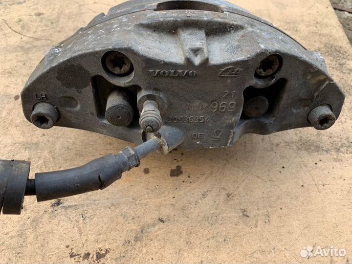 Суппорт передний левый Volvo Xc 90