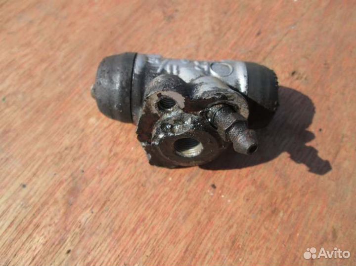 Рабочий тормозной цилиндр задний правый Toyota